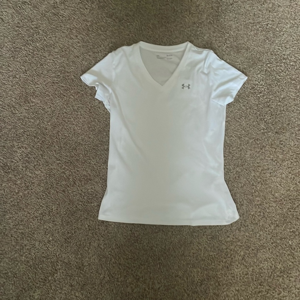 White under amour athletic shirt
